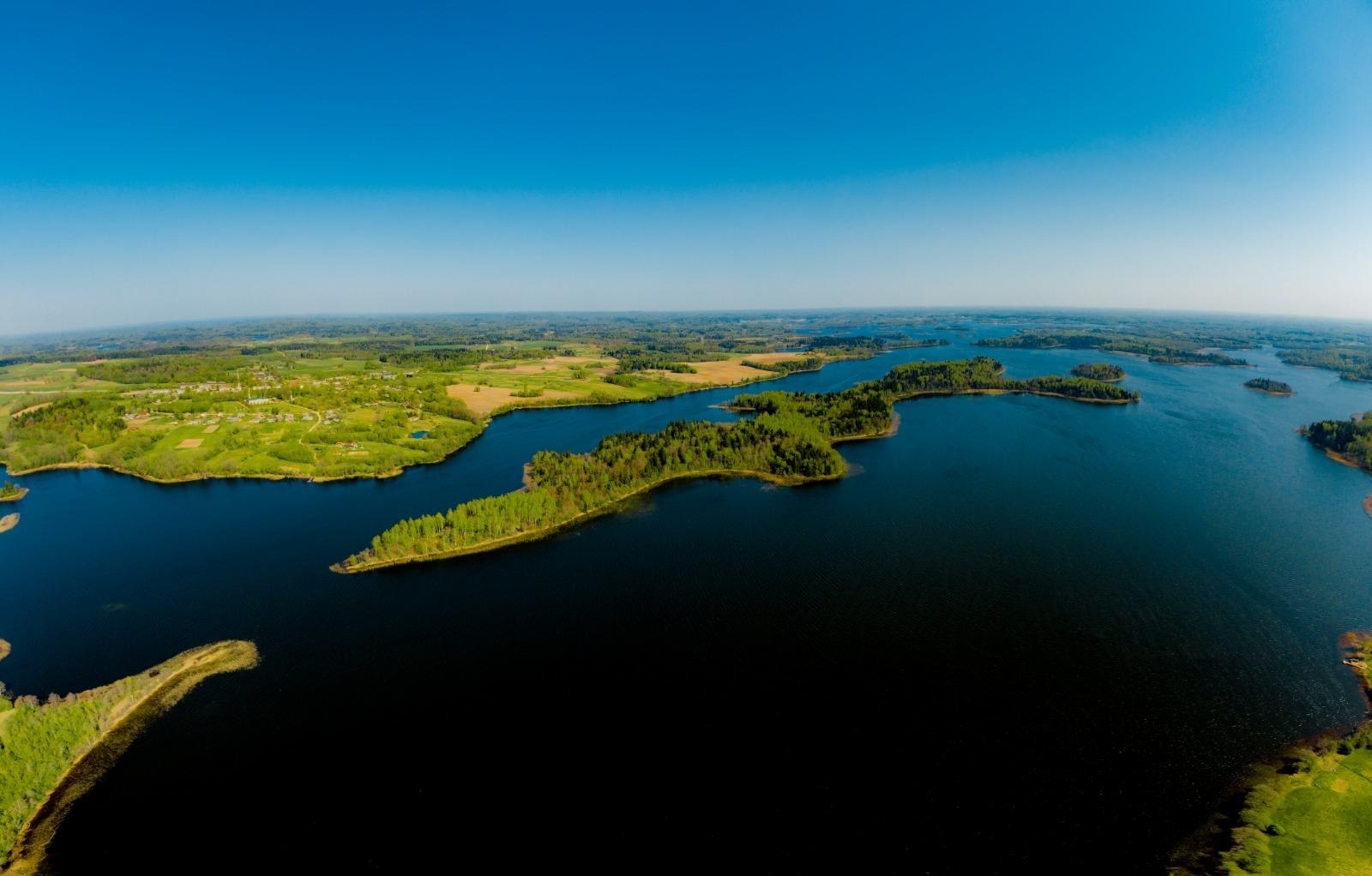 Ežezers no augšas