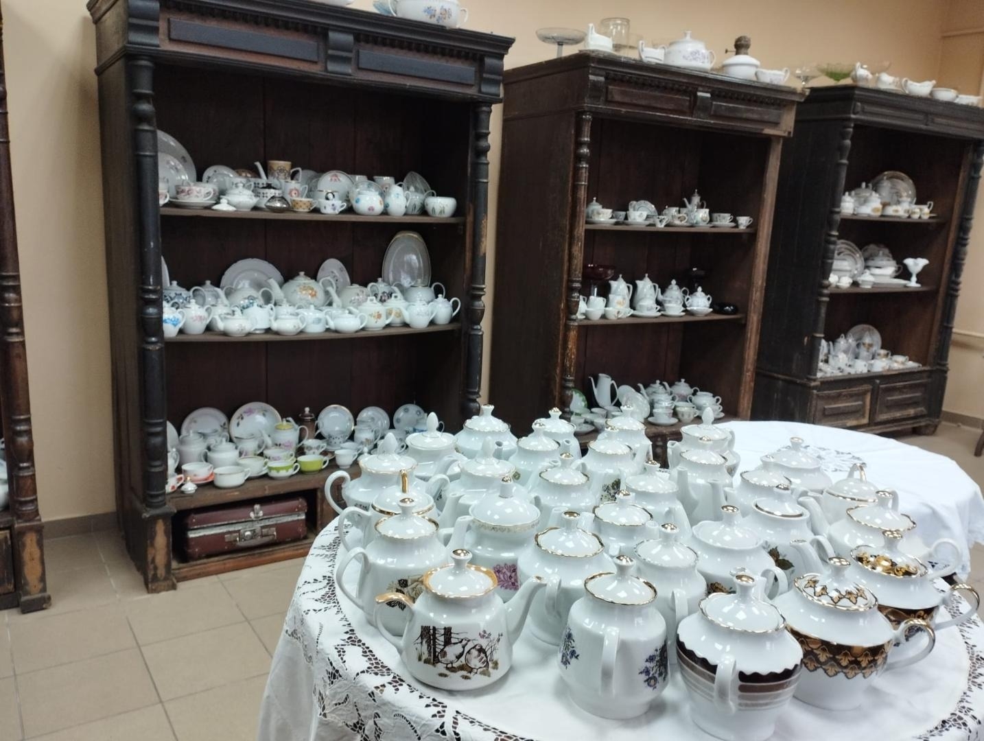 Porcelāna trauku kolekcija