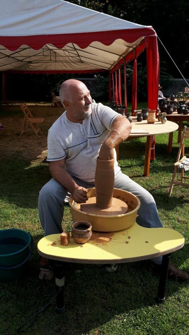 Keramiķis veido trauku