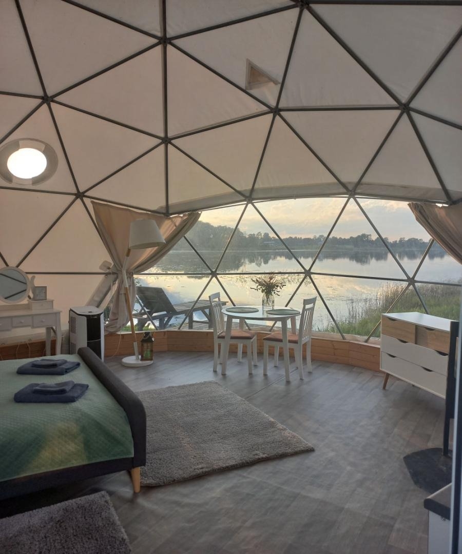 Glampinga telts ar gultu un virtuvi