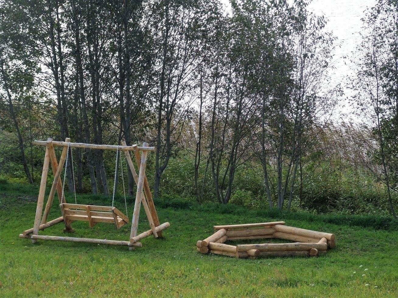 Šūpoles un ugunskura vieta
