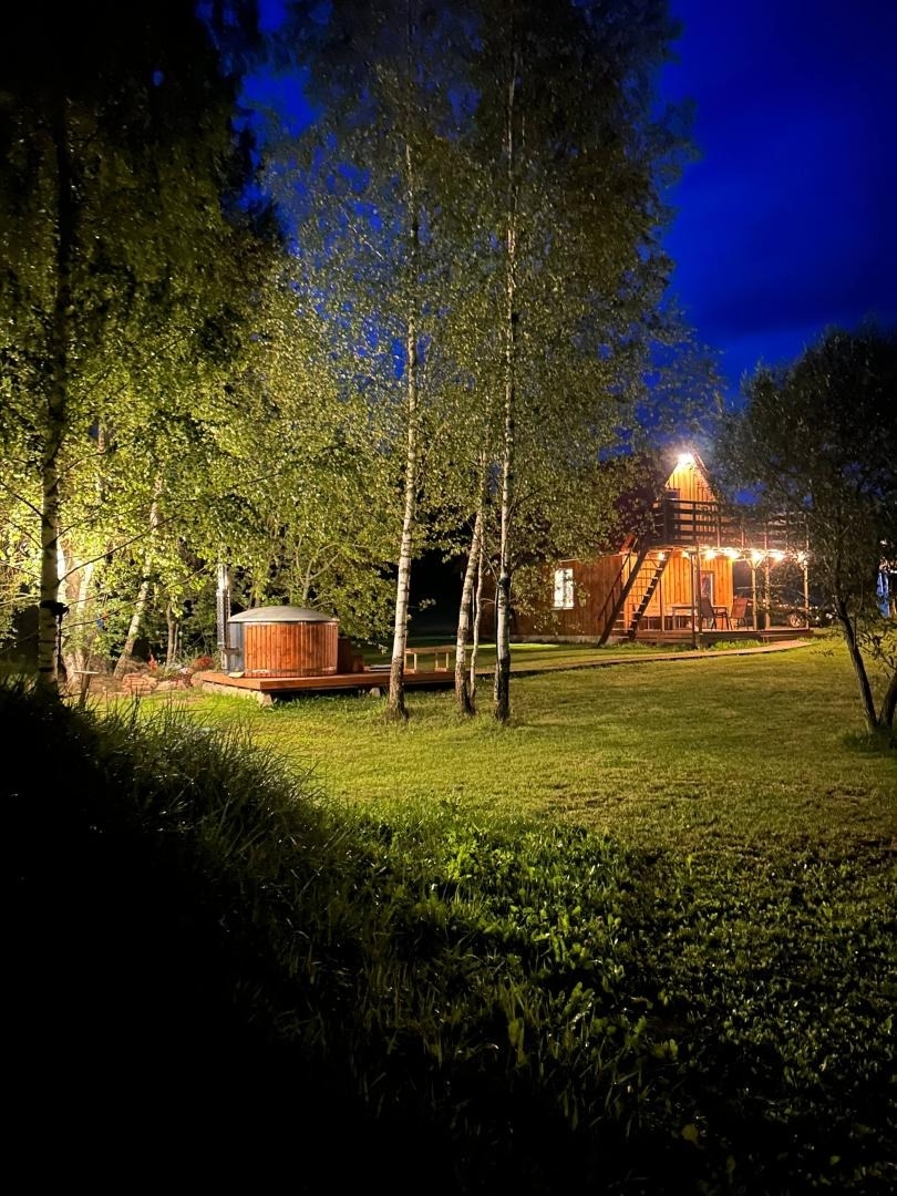 Brīvdienu māja vakarā