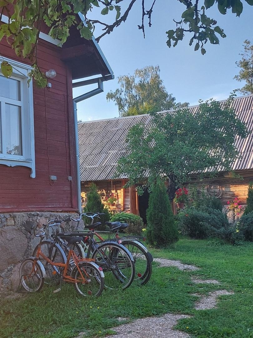 Velosipēdi pie lauku mājas