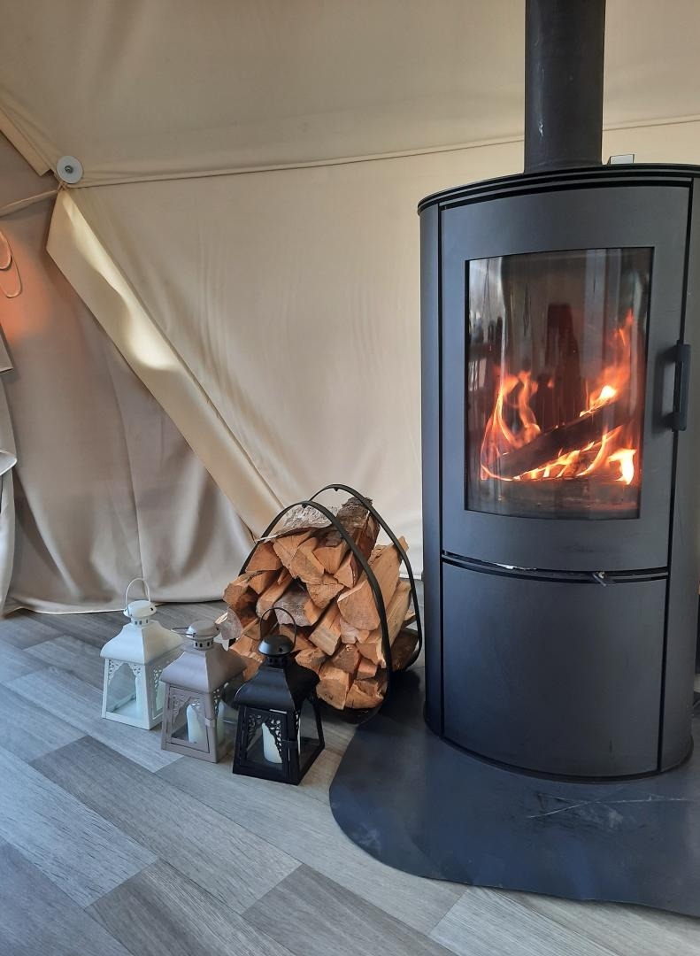 Malkas krāsns glampinga teltī
