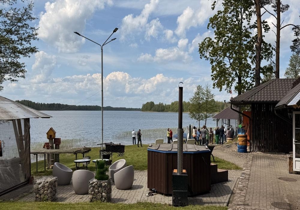 Atpūtas zona pie ezera