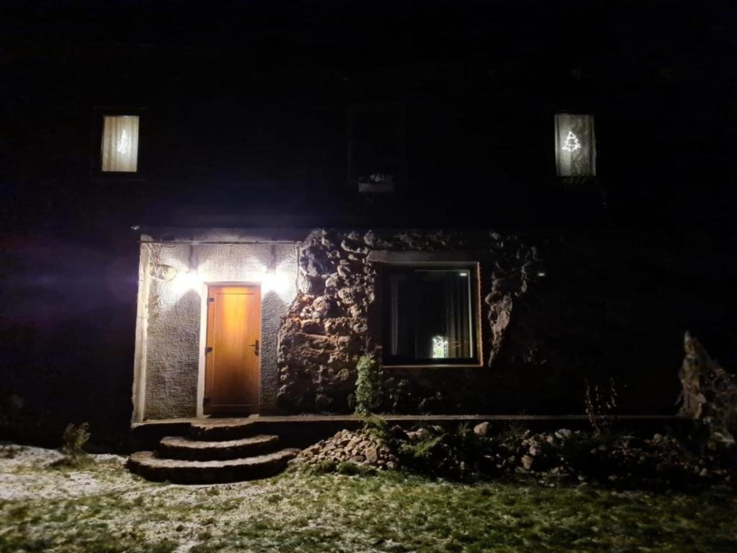 Viesu māja vakarā