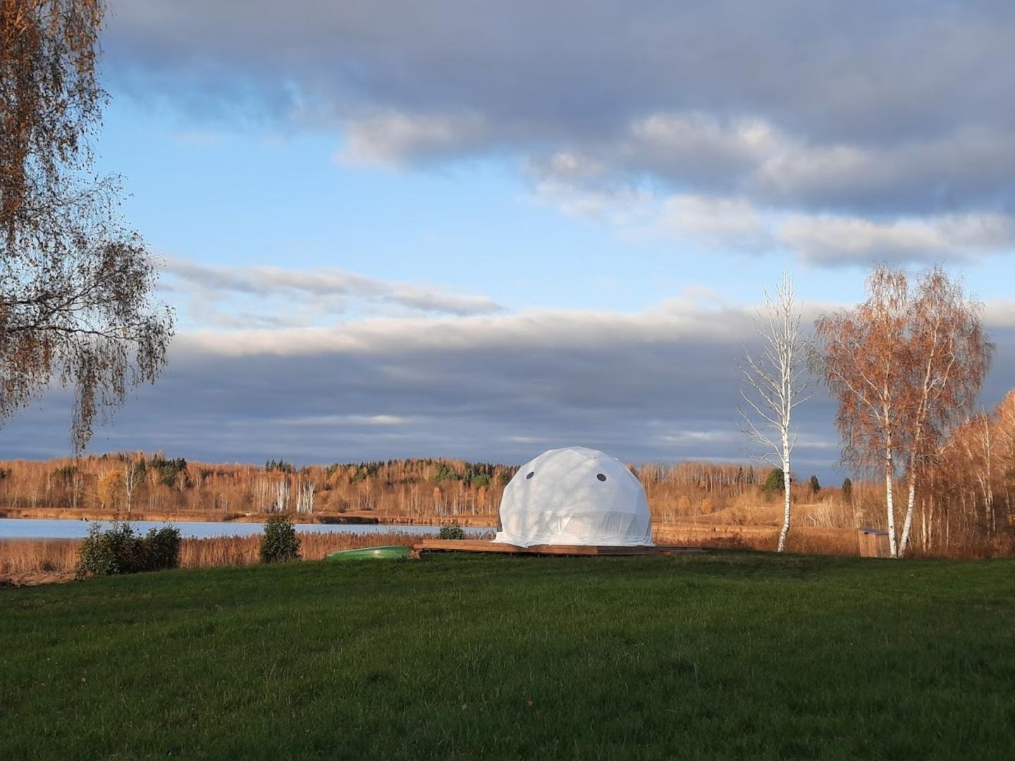 Glampinga kupols pie ezera