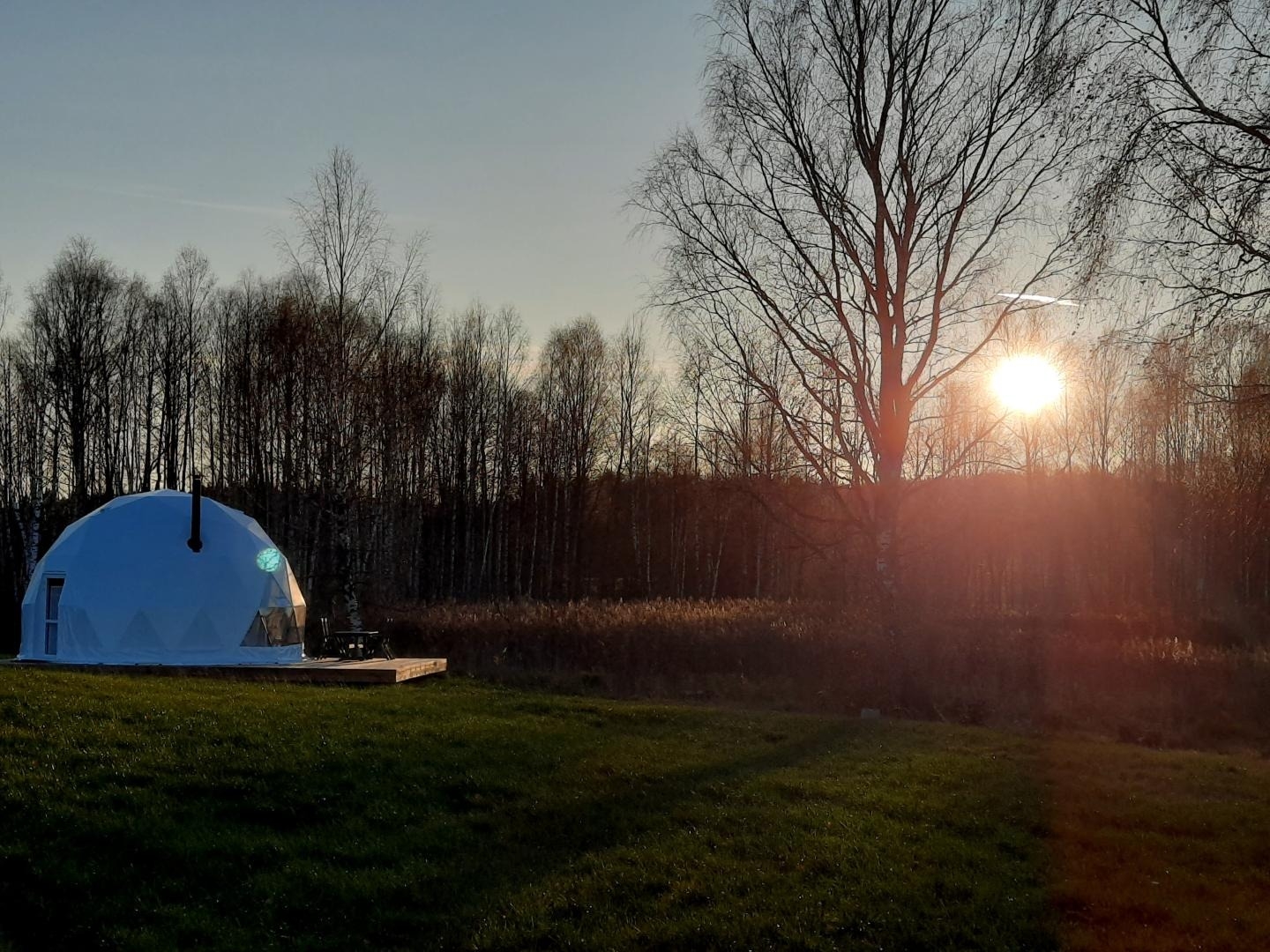 Glampinga kupols vakara saulē