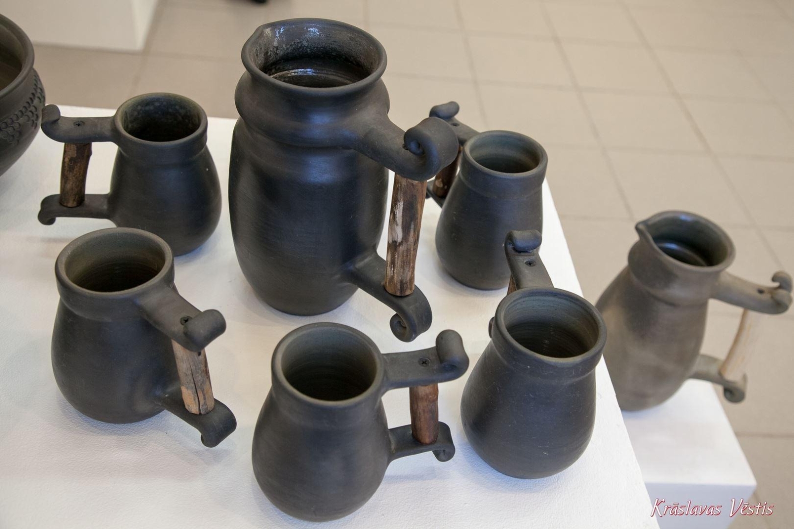 Melnas keramikas krūzes
