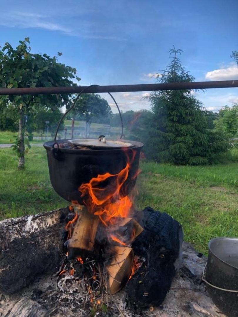 Katls virs ugunskura