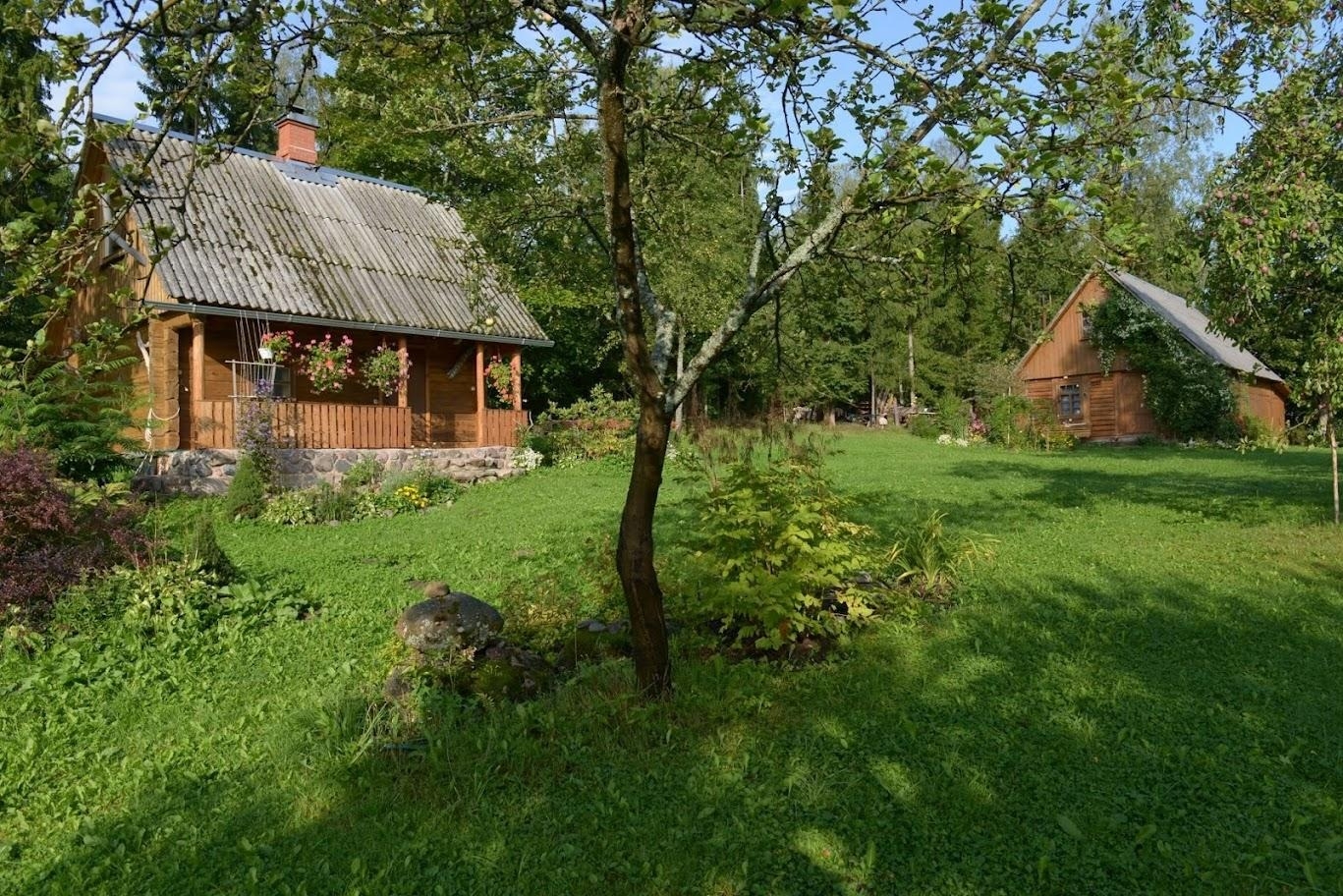 Brīvdienu māja un pagalms