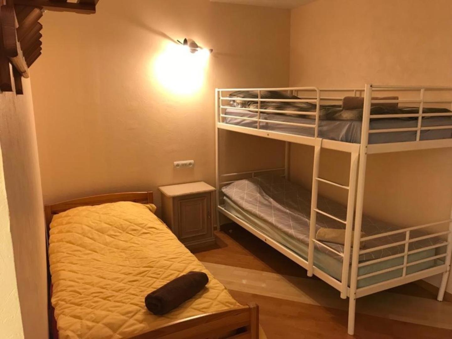Ģimenes numurs ar divstāvu gultu