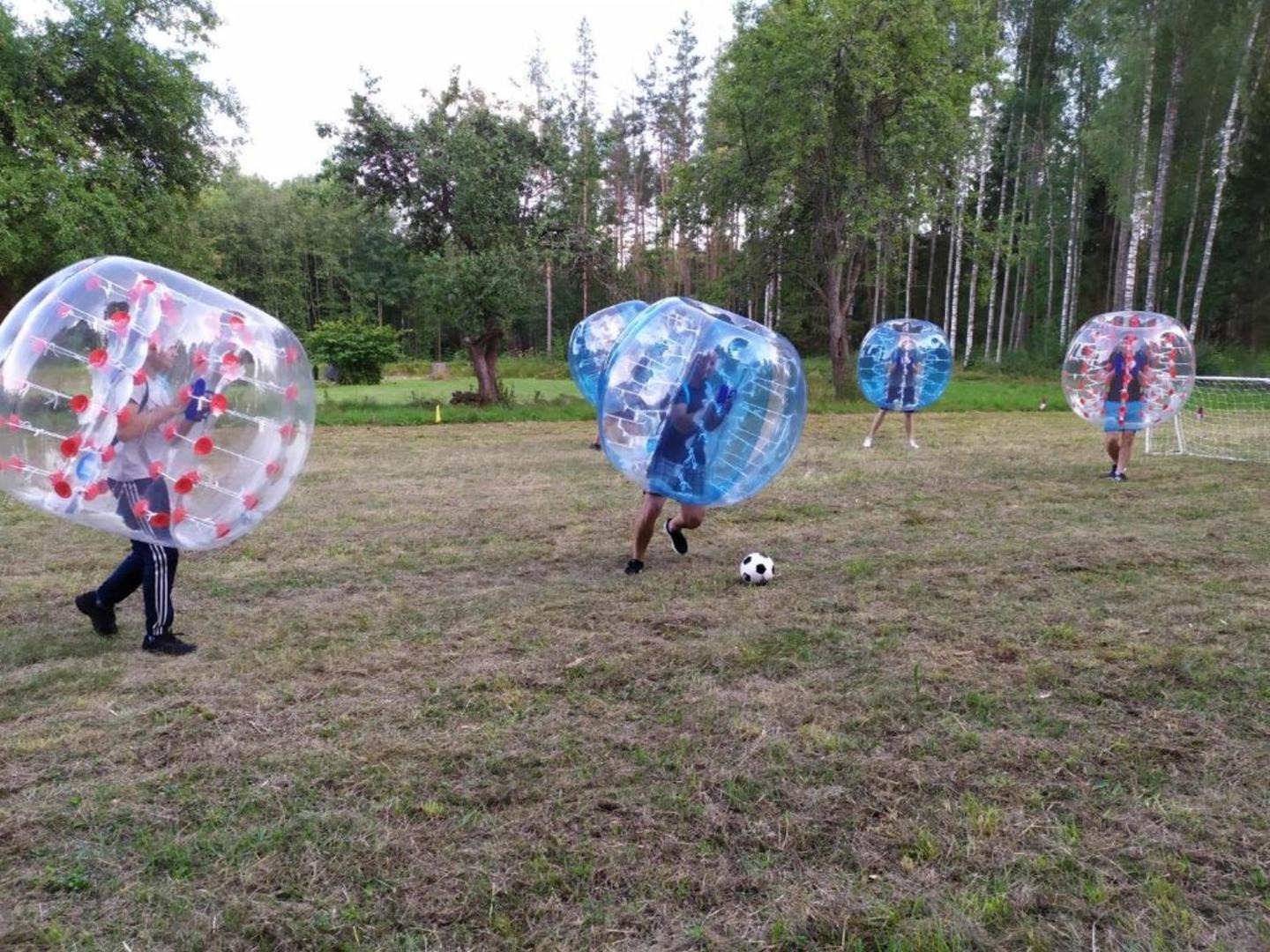 Cilvēki piepūšamajās bumbās