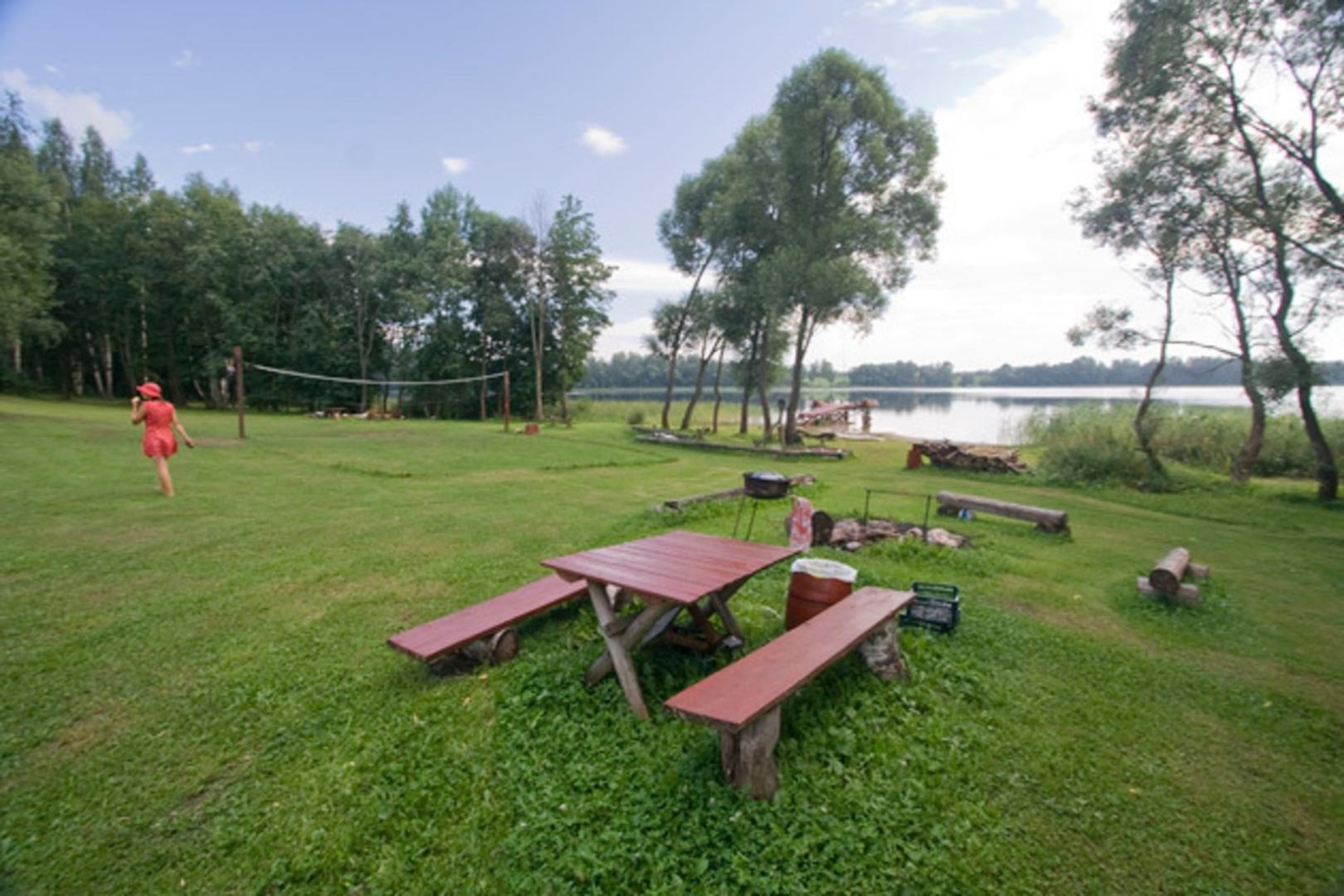 Piknika vieta pie ezera