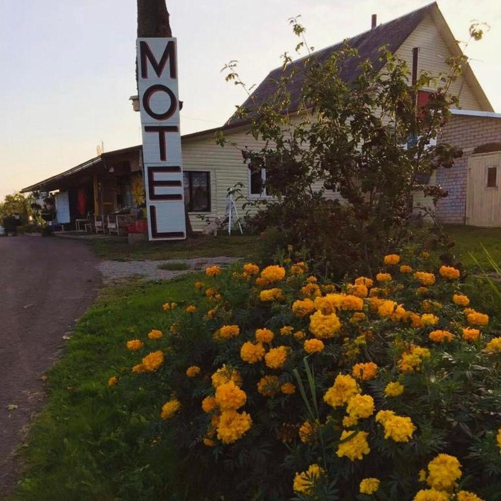 Moteļa ēka ar puķu dobi