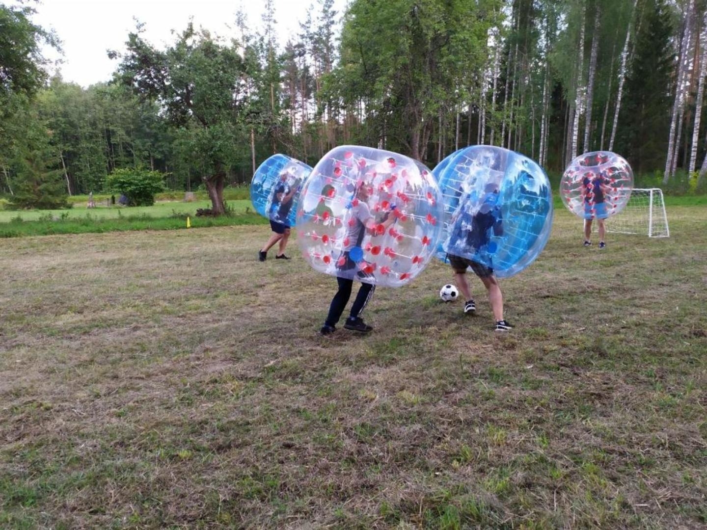 Cilvēki pagalmā