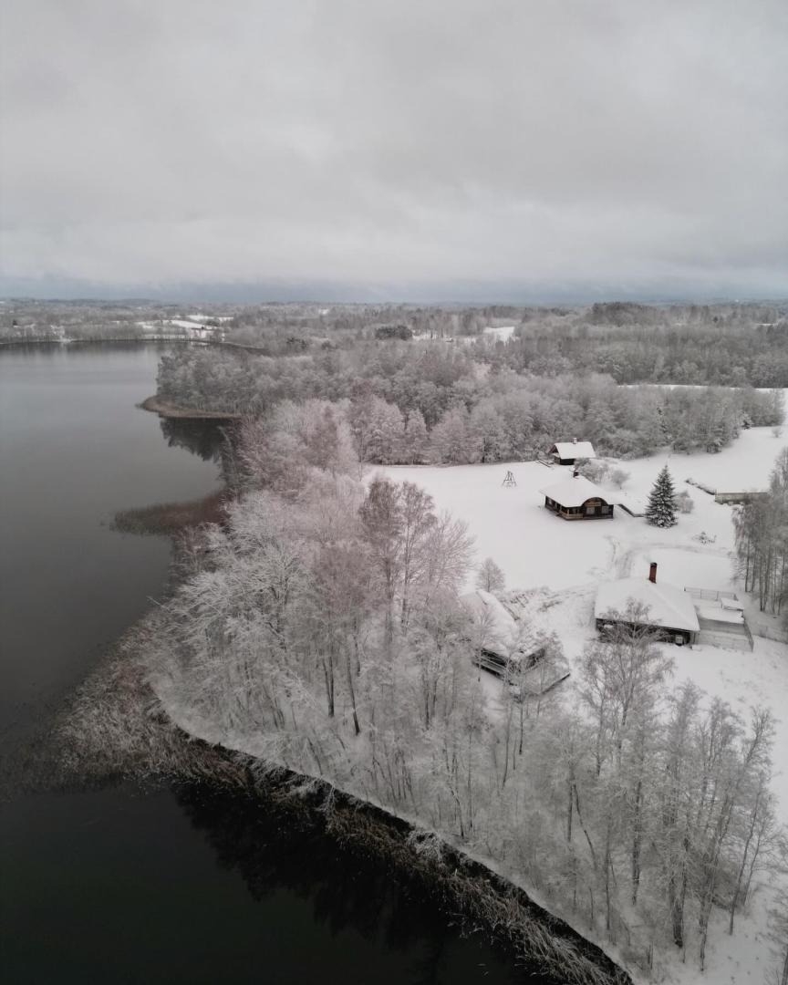 Viesu sēta ziemā