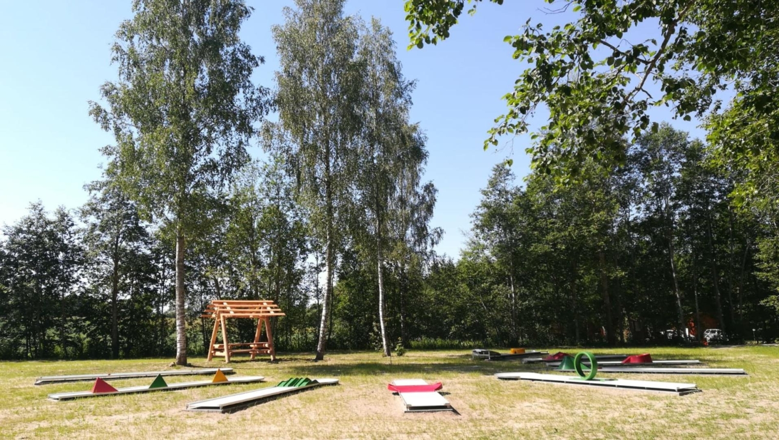 Minigolfa laukums pie kokiem