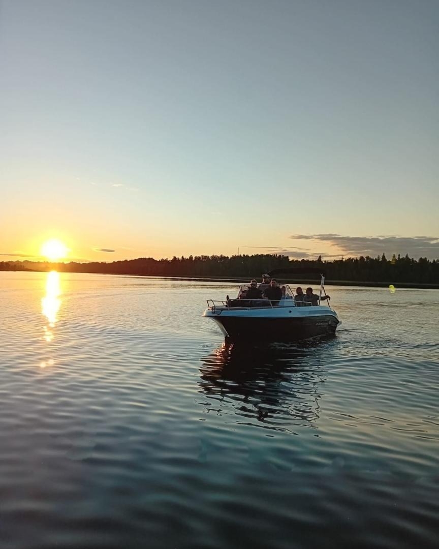 Saulriets uz motorlaivas