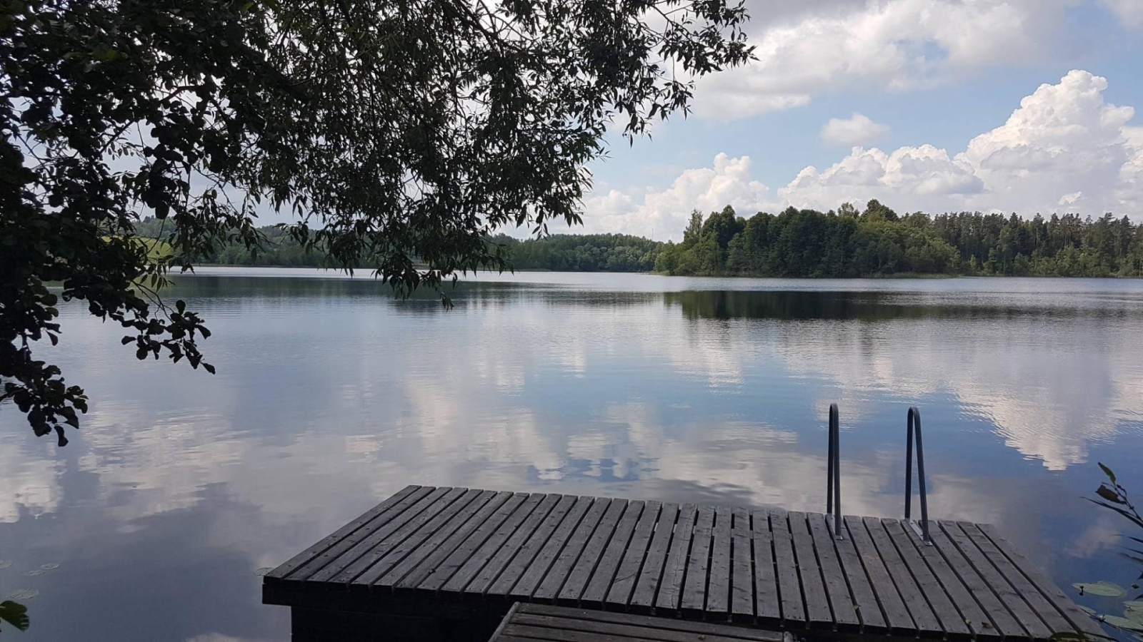 Laipa uz ezera