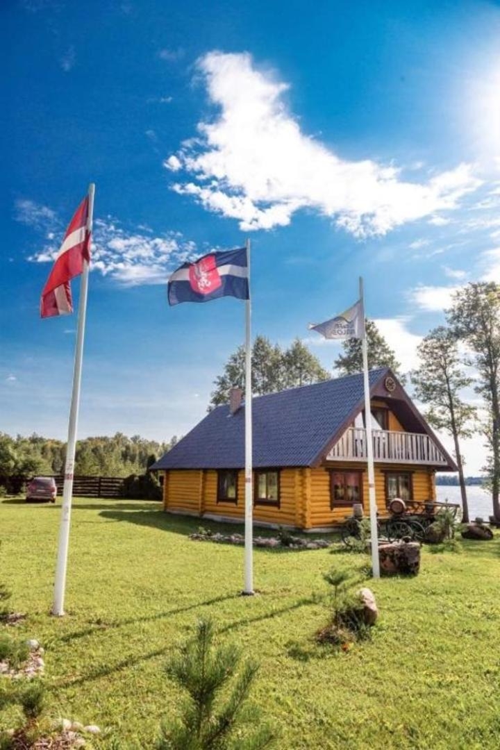 Brīvdienu māja ar karogiem
