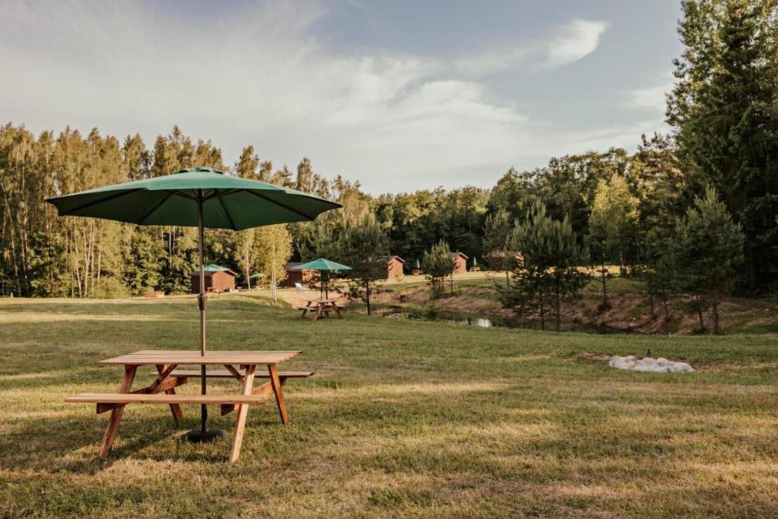 Piknika galds pļavā