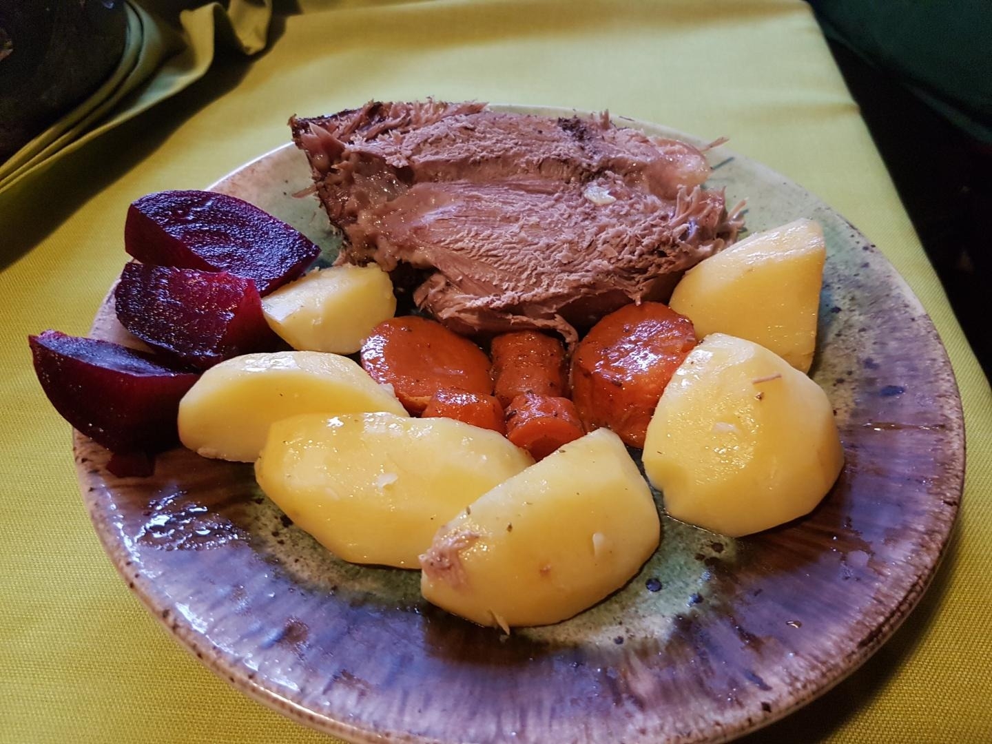 Gaļas ēdiens ar kartupeļiem