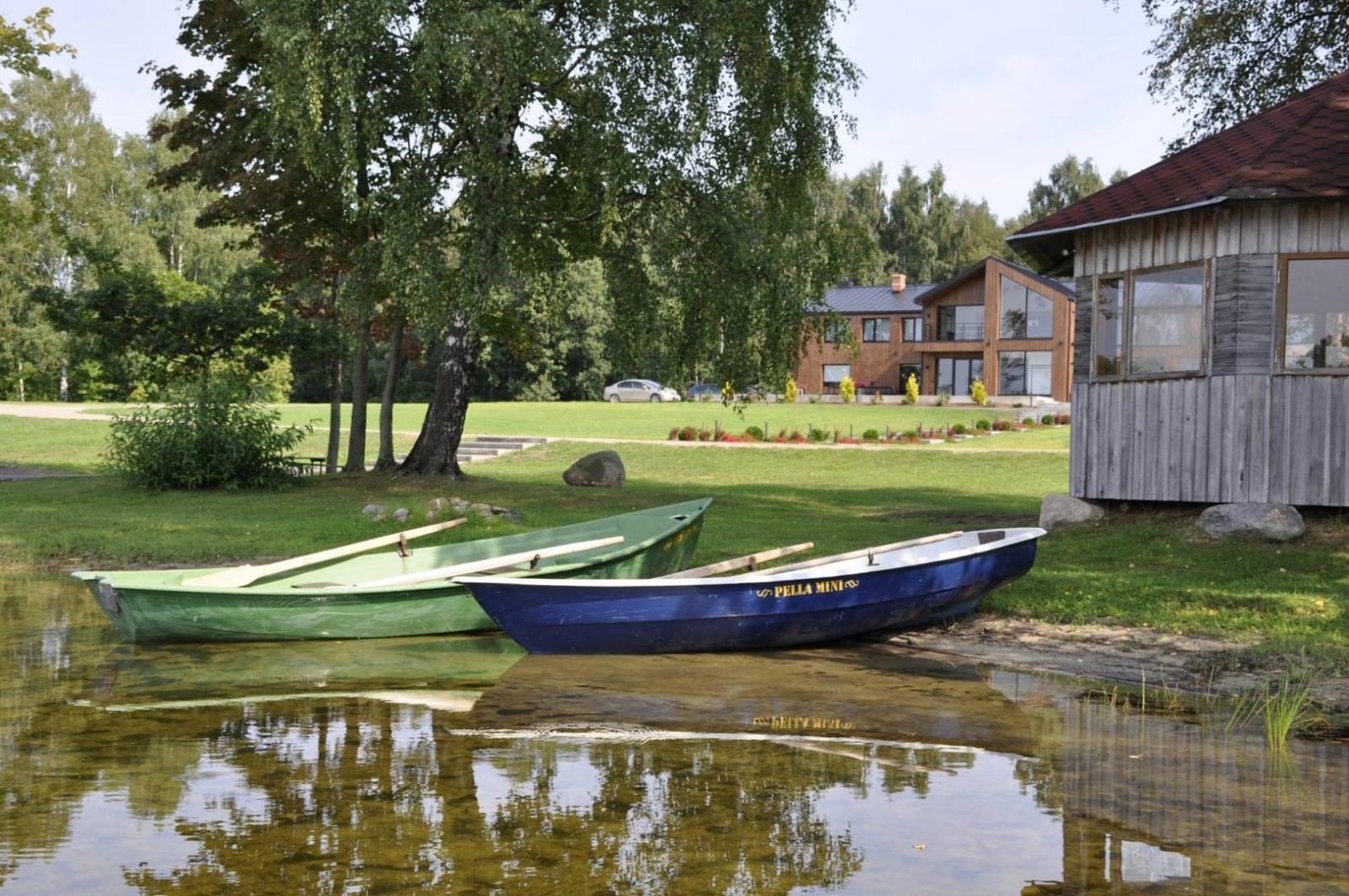 Laivas pie piestātnes