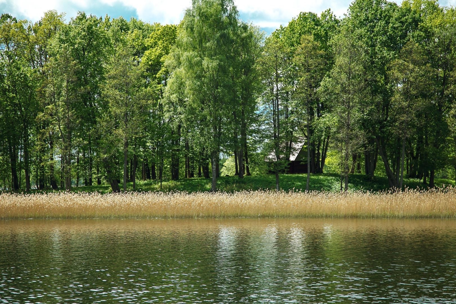 Skats pāri ezeram