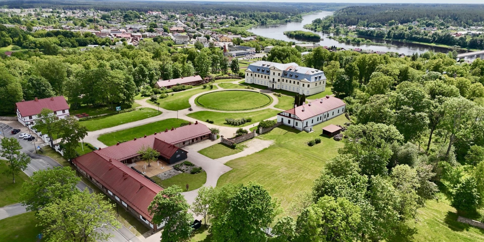 Grāfu Plāteru pils ansamblis no putna lidojuma