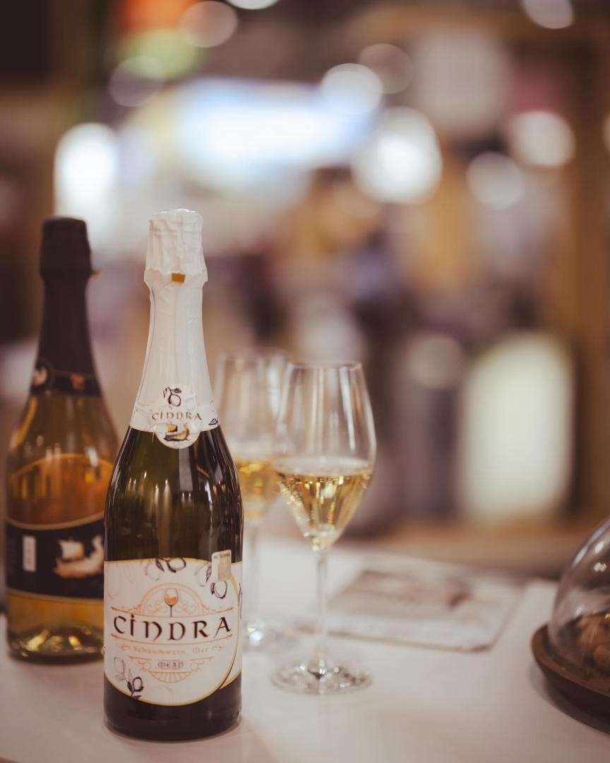 CINDRA dzēriena pudele un glāze