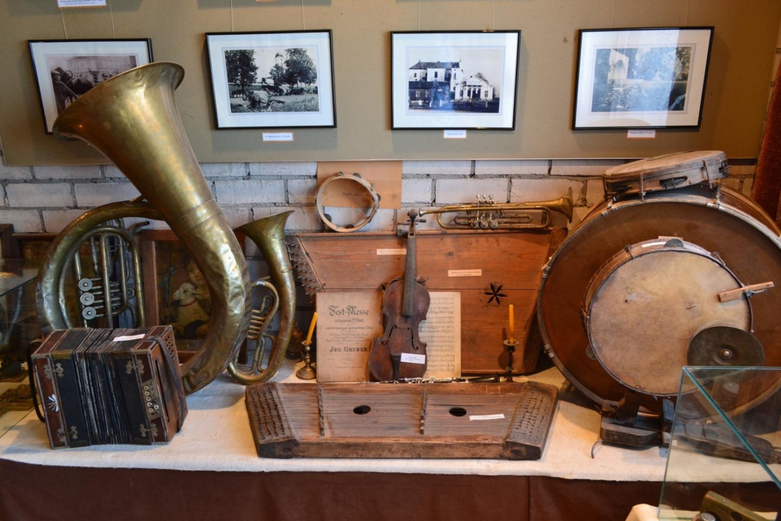 Mūzikas instrumentu un vēsturisku priekšmetu ekspozīcija