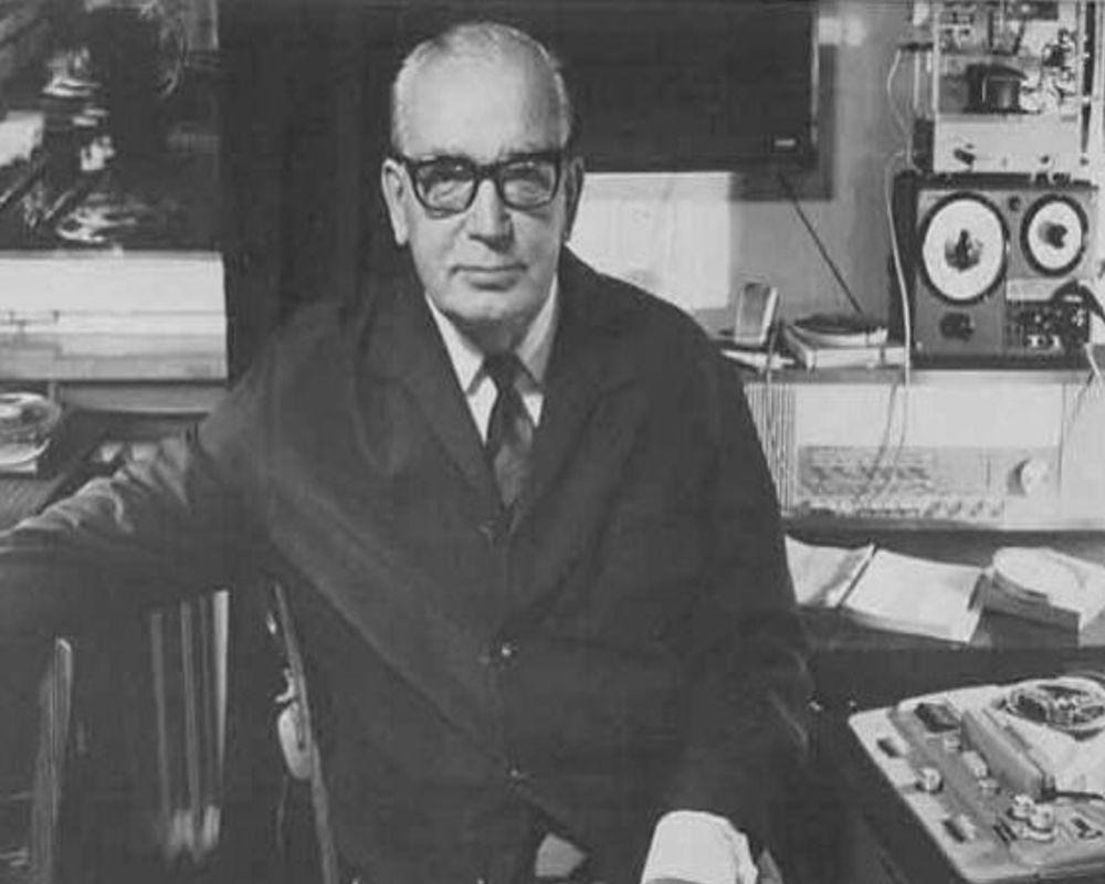 Konstantīns Raudive pie galda