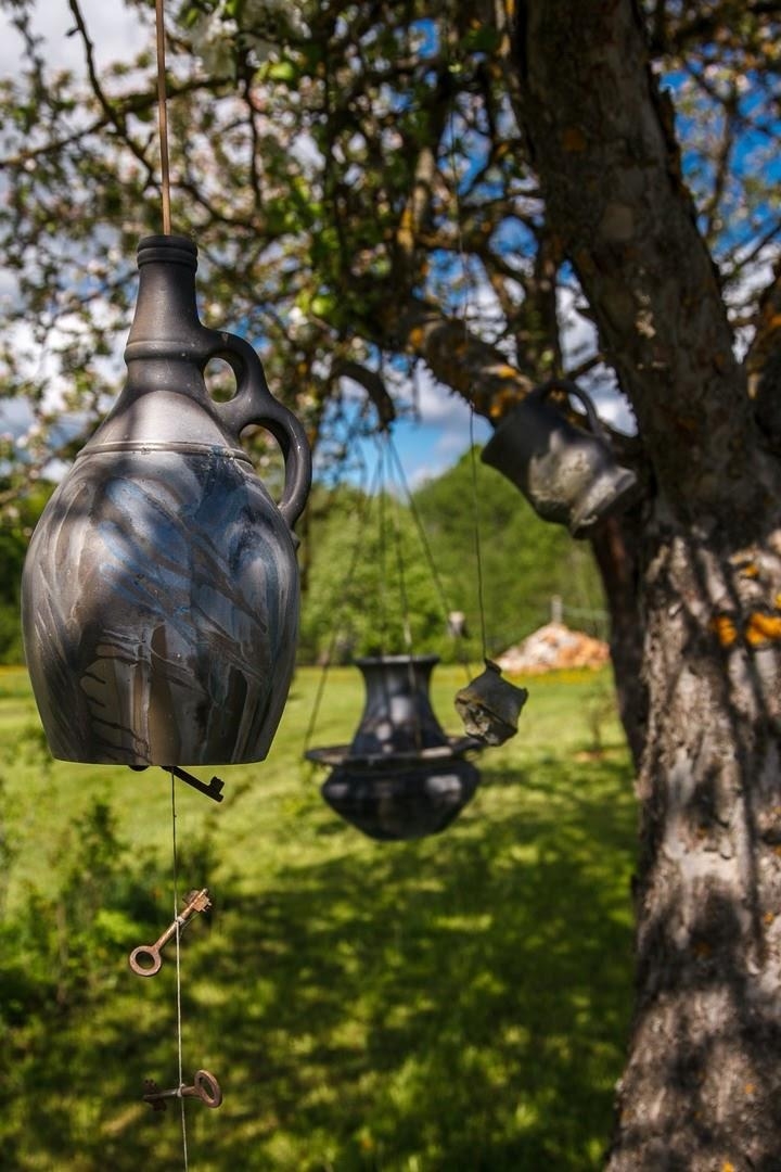 Keramikas izstrādājumi kokā