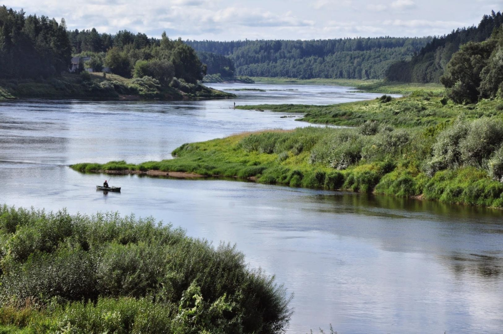 Daugava starp mežiem un pļavām