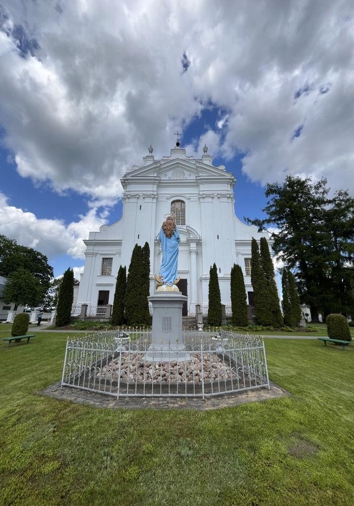 Krāslavas Sv. Ludviga Romas katoļu baznīcas fasāde