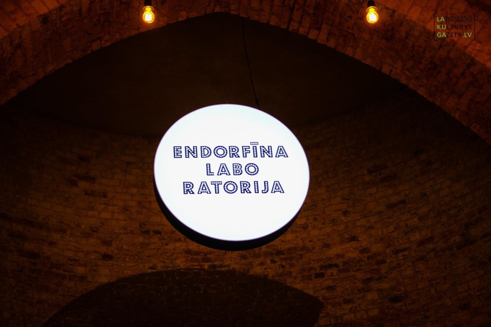 Uzraksts "Endorfīna laboratorija"