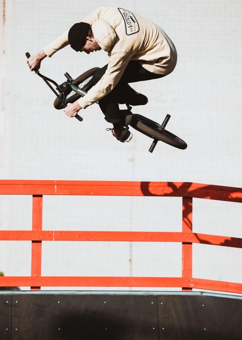 BMX braucējs skeitparkā