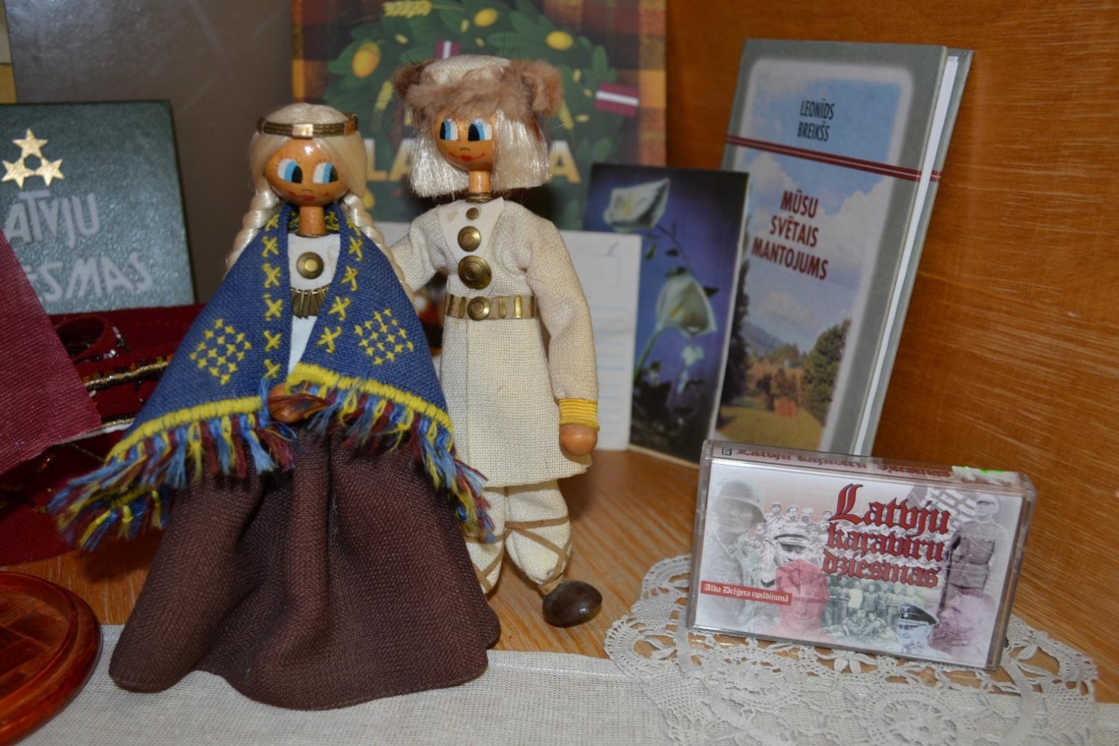 Tautas lelles un grāmatas