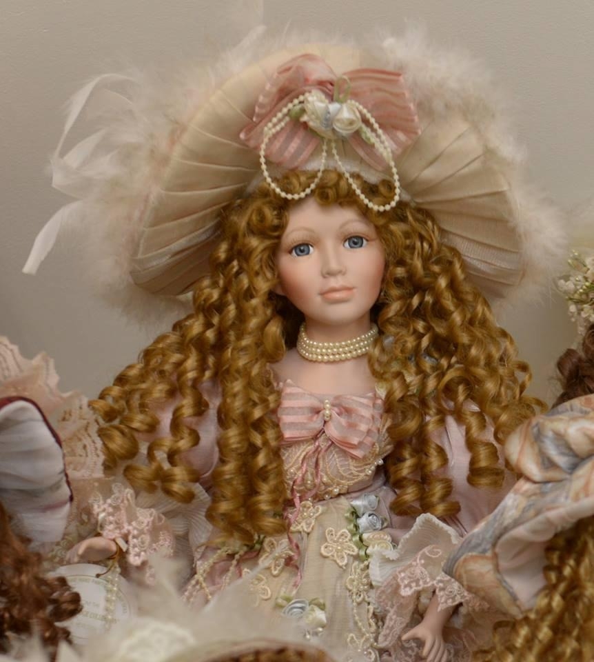 Porcelāna lelle ar gaišiem matiem