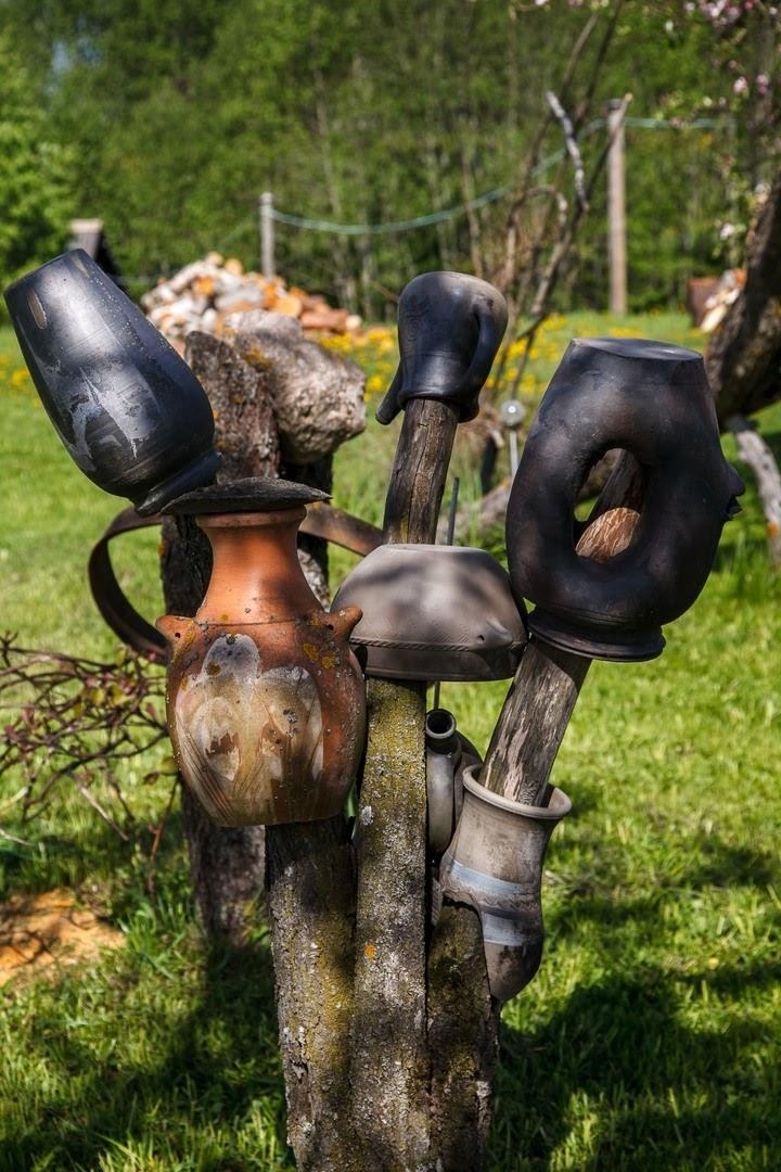 Keramikas izstrādājumi pagalmā