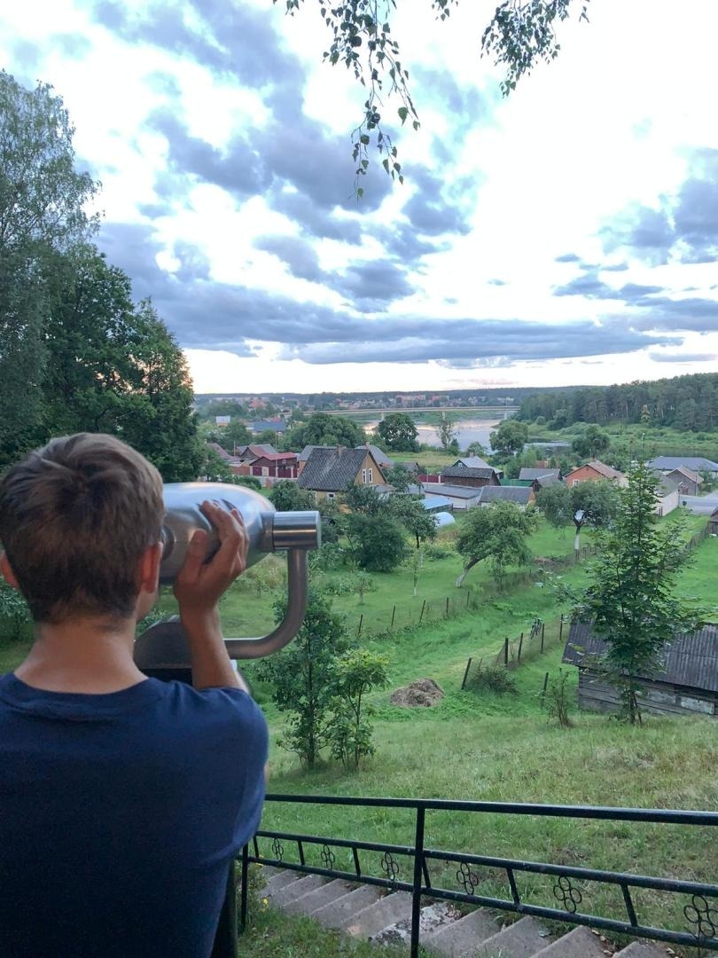 Teleskops Karņicka kalna skatu vietā