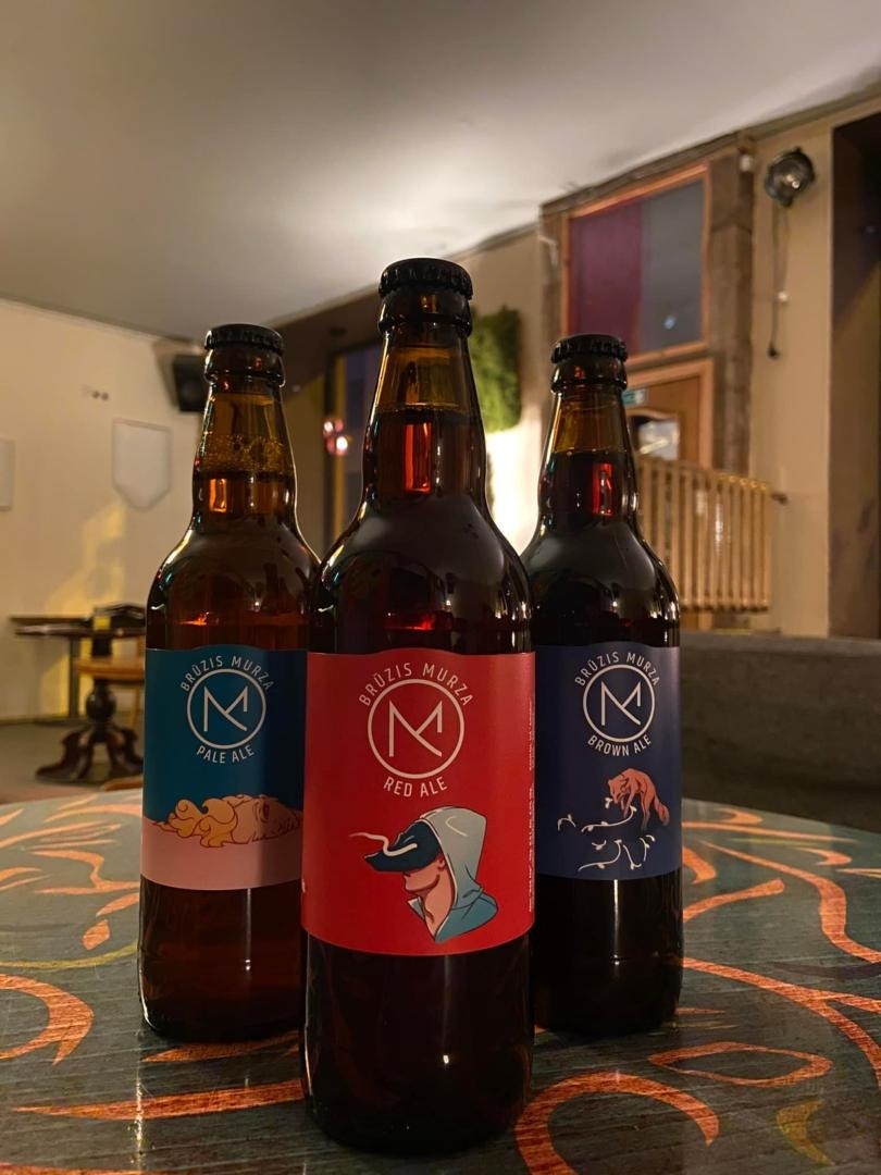Trīs alus pudeles