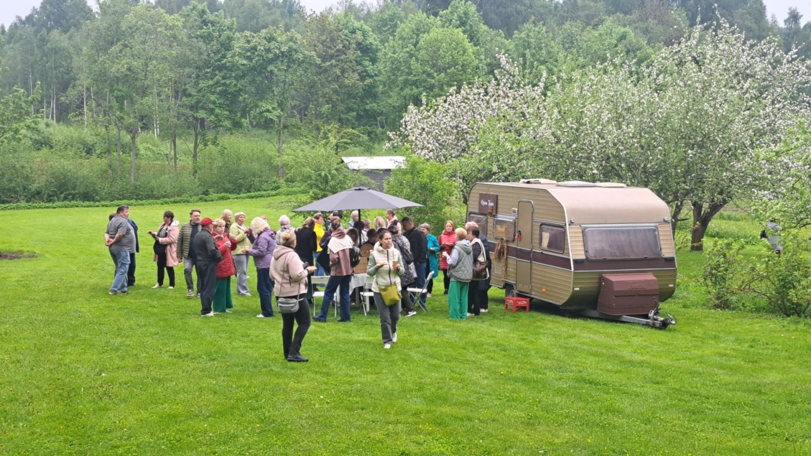 Atpūtas brīdis lauku sētā
