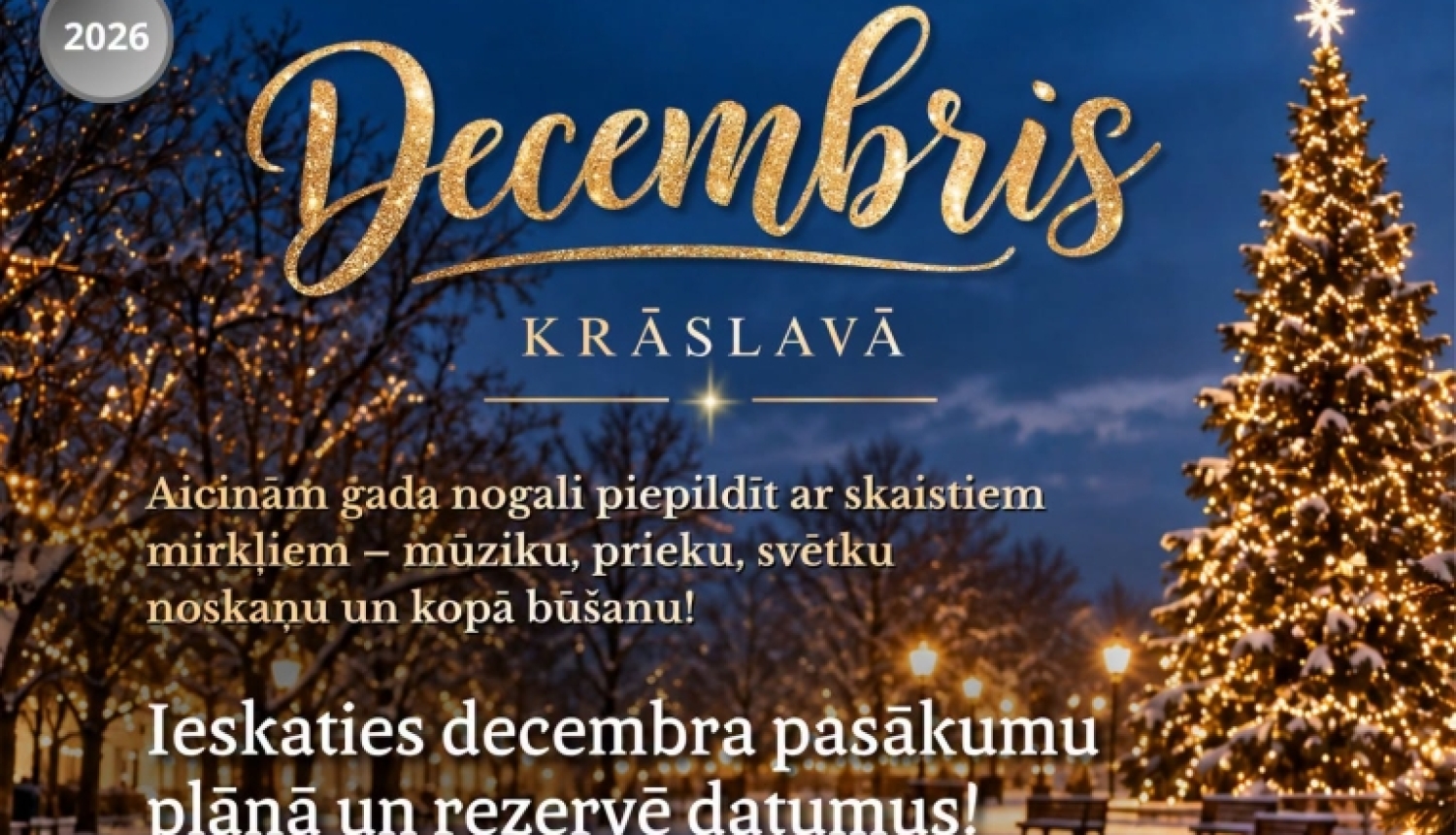 Krāslavas 2026. gada decembra pasākumu programmas plakāts ar ziemīgu un svinīgu dizainu, kurā attēlota izgreznota un izgaismota Ziemassvētku egle, sniegs un sveces laternā.Tālāk ir norādīts precīzs plakāta teksts ekrāna lasītājiem:Virsraksts: Decembris Krāslavā. Aicinām gada nogali piepildīt ar skaistiem mirkļiem – mūziku, prieku, svētku noskaņu un kopā būšanu! Ieskaties decembra pasākumu plānā un rezervē datumus!6. decembrī plkst. 15.00: Latvijas Radio Bigbenda un Ievas Kerēvicas koncerts “Zigmara L