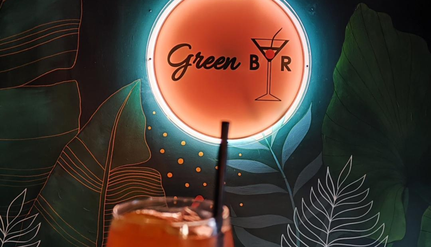 Green bar logo un kokteilis