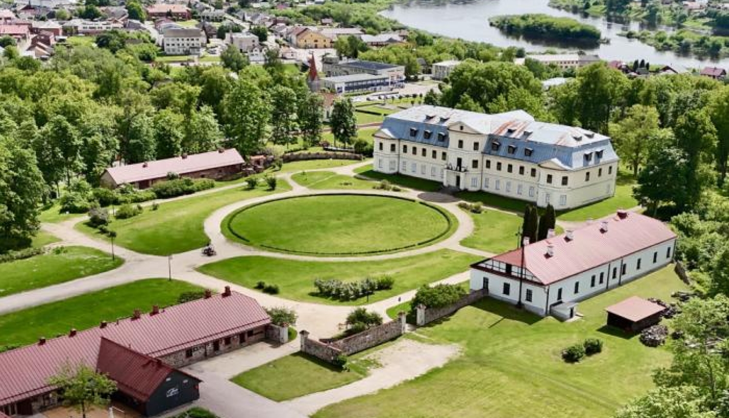Bilde ar Krāslavas grāfa Plātera pils kompleksu