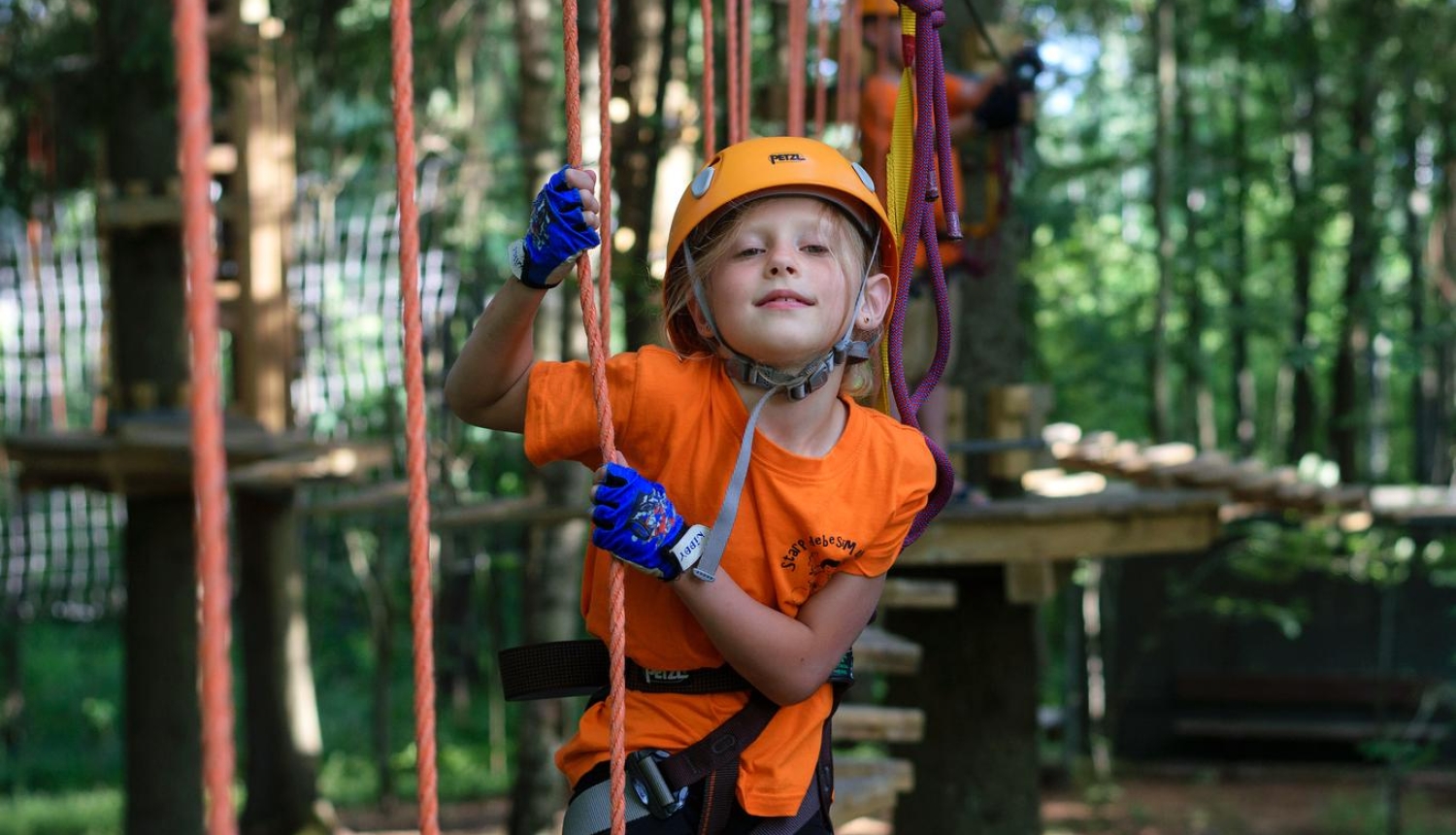 Sporta atrakciju parks “Starp debesīm un zemi"