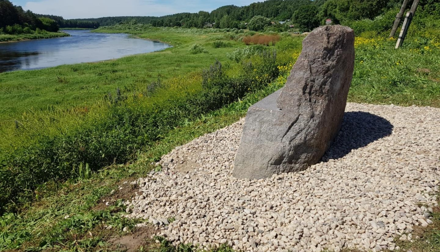 Akmens krēsls pie Daugavas