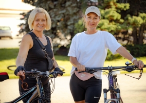 Divas sievietes ar velosipēdiem